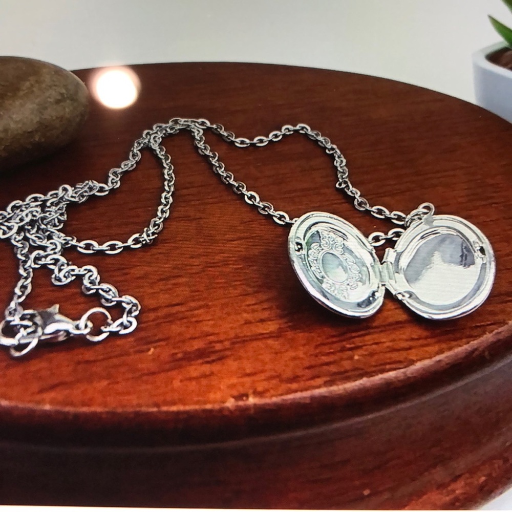 LAST ONE!  Oval Locket Silver Tone Chain Necklace - Picture 2 of 3